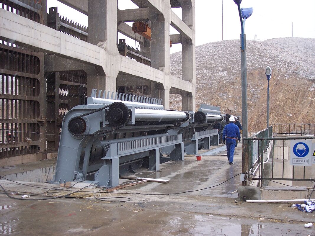 Толщина от 4,5 до 16 мм Мусорная стойка для очистки с диапазоном скорости от 150 до 1000 оборотов в минуту и совместимостью ширины стойки от 0,5 до 3 метров