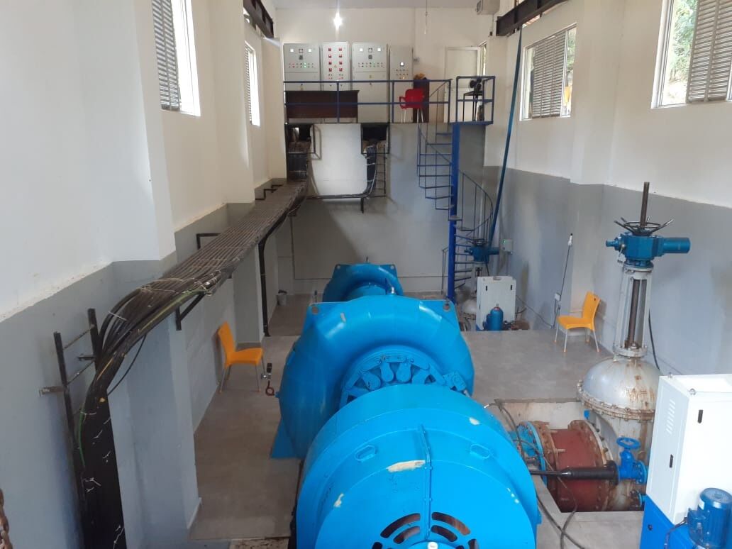 Турбогенератор с автоматическим регулятором напряжения (AVR) для вертикальной/горизонтальной установки и номинальной частотой 50 Гц/60 Гц